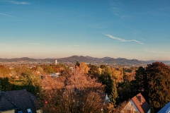 Siebengebirge mit Godesburg, Petersberg, Schloss Drachenburg und Drachenfels
