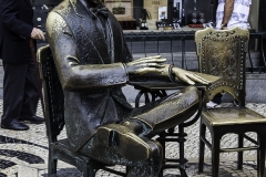 Dis Skulptur von Fernando Pessoa vor dem Cafe
