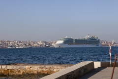 Die Independence of the Seas verlässt Lissabon am Abend