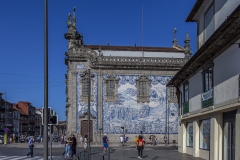 Azulejos, die blauen Kacheln, begegnen einem überall (Igreja do Carmo)