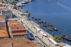 Am Ufer vor den Kellereien liegen die Boote mit den früher die Fässer transportiert wurden