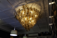 Riesige Leuchte in einem kleinen Cafè