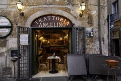 Sehr einladend die Front der Trattoria