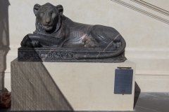 Wächter mit Hieroglyphen