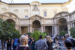 Innenhof mit reichlich Kunst und noch mehr Besuchern