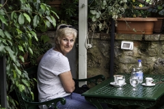 Pause im Schatten mit Wasser und Espresso
